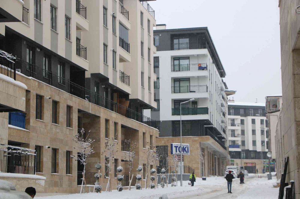 Evine kavuşan depremzede: “Konutlar, gerçekten muazzam. Devletimize ne kadar teşekkür etsek azdır”