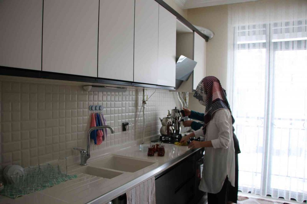 Evine kavuşan depremzede: “Konutlar, gerçekten muazzam. Devletimize ne kadar teşekkür etsek azdır”