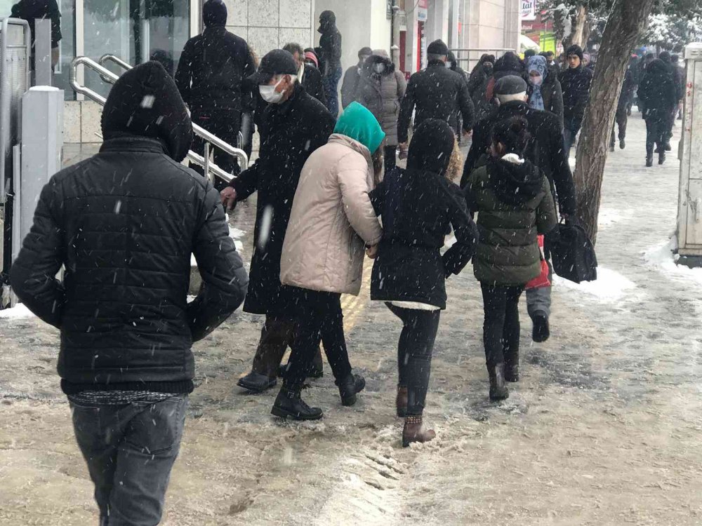 Kar yağışı etkisini sürdürüyor