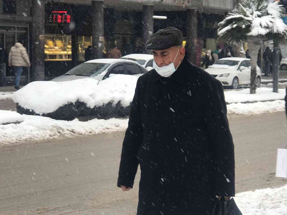 Kar yağışı etkisini sürdürüyor