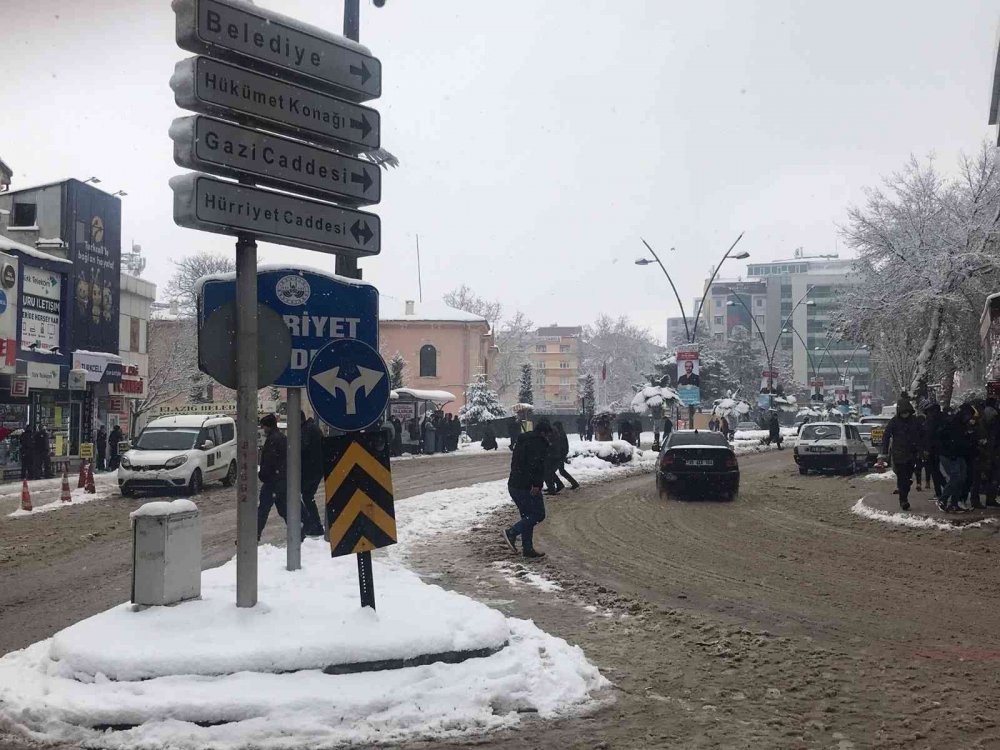 Kar yağışı etkisini sürdürüyor