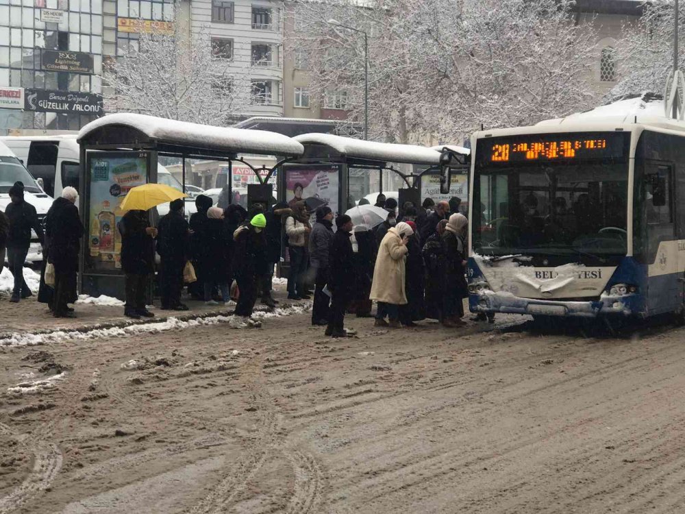 Kar yağışı etkisini sürdürüyor