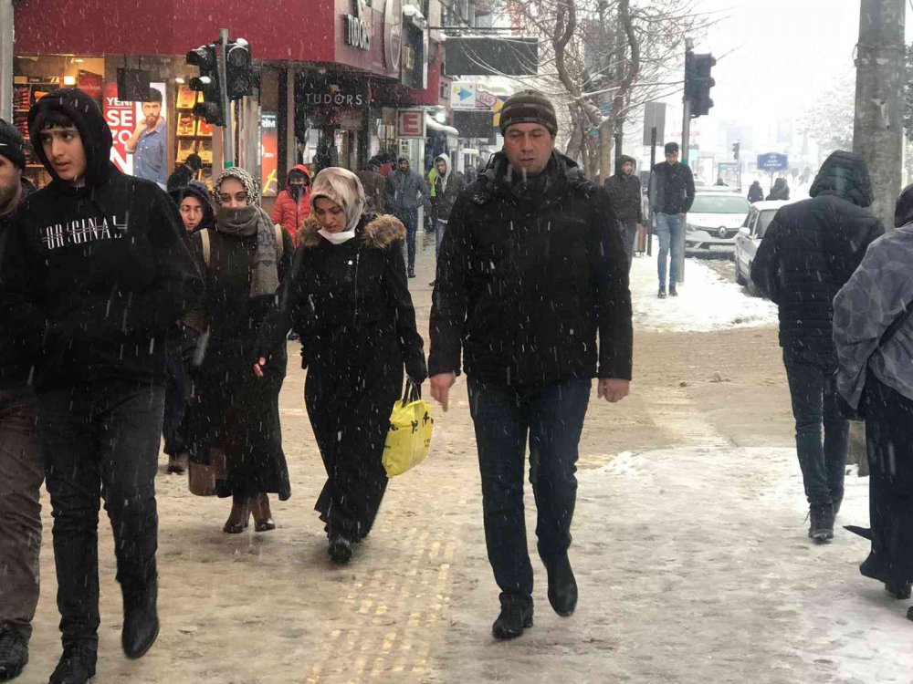 Kar yağışı etkisini sürdürüyor