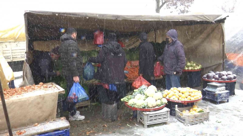 Pazarcı esnafının soğuk havada zorlu ekmek mücadelesi