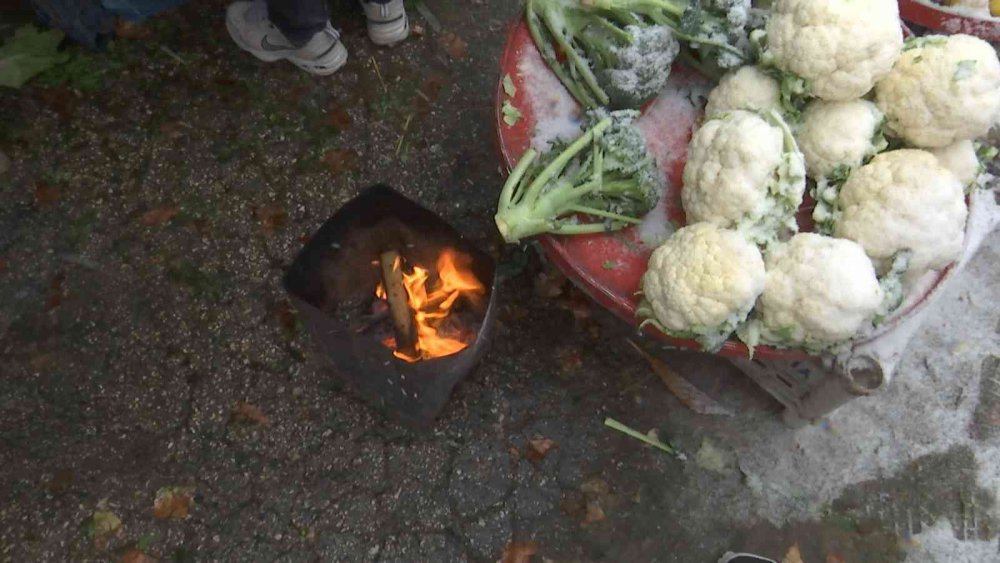 Pazarcı esnafının soğuk havada zorlu ekmek mücadelesi