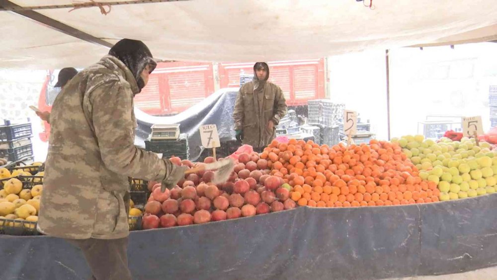 Pazarcı esnafının soğuk havada zorlu ekmek mücadelesi