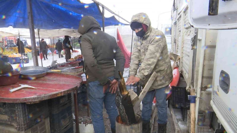 Pazarcı esnafının soğuk havada zorlu ekmek mücadelesi