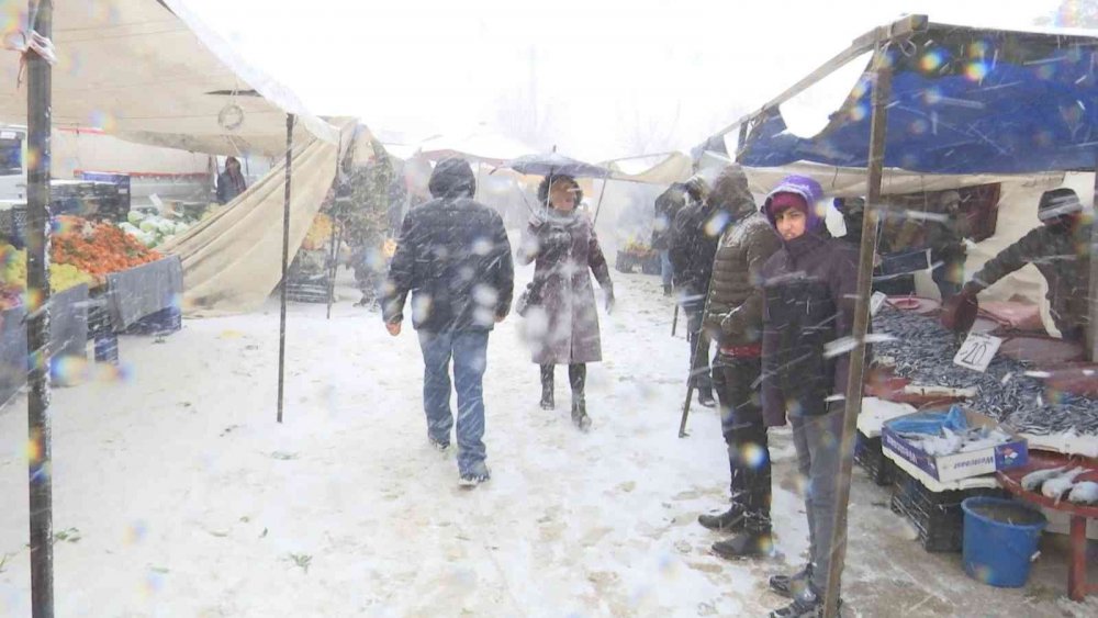 Pazarcı esnafının soğuk havada zorlu ekmek mücadelesi