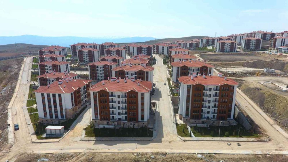 Yeni evlerine kavuşan depremzedeler: “Evler 5 yıldızlı otel gibi”
