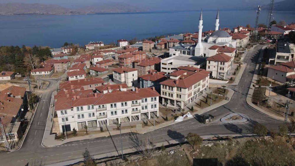 Yeni evlerine kavuşan depremzedeler: “Evler 5 yıldızlı otel gibi”