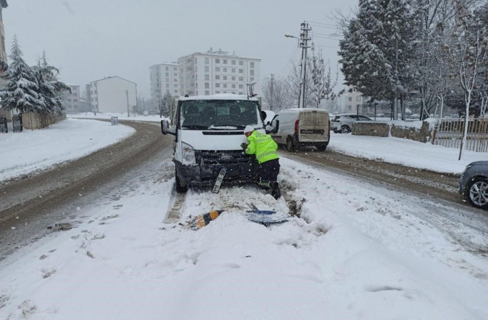 Yolda kalan sürücülerin imdadına polis ekipleri yetişti