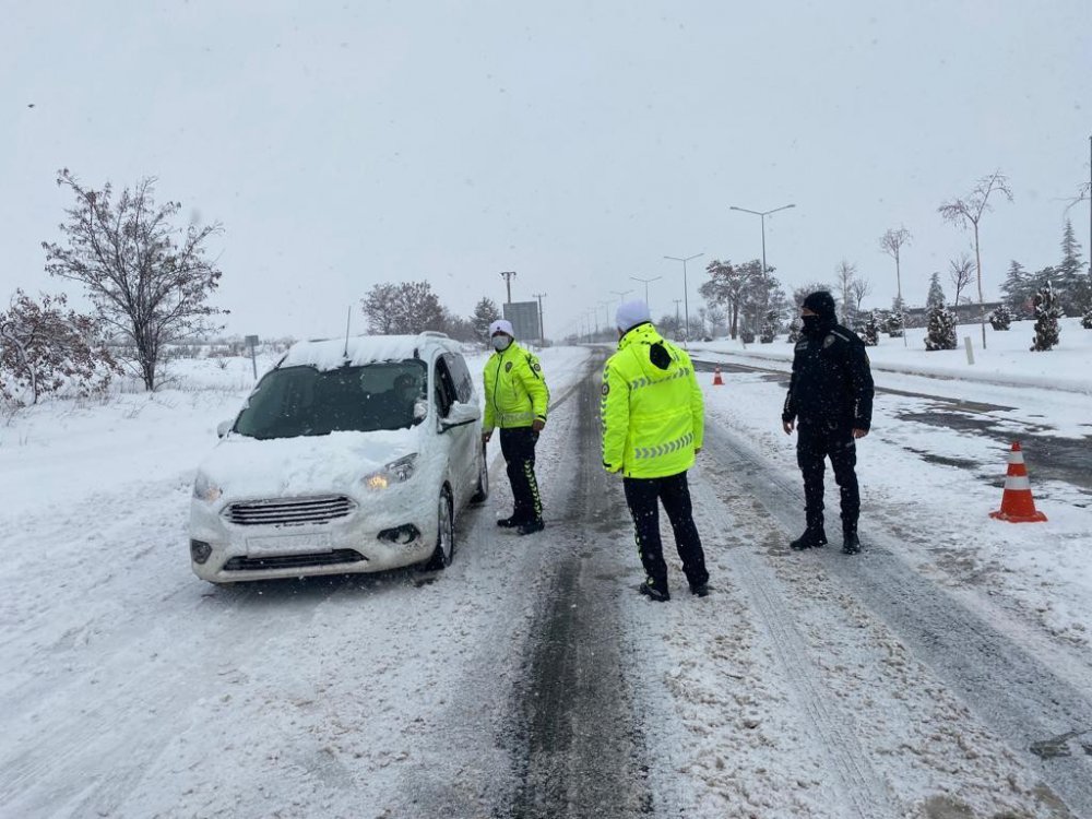 Yolda kalan sürücülerin imdadına polis ekipleri yetişti
