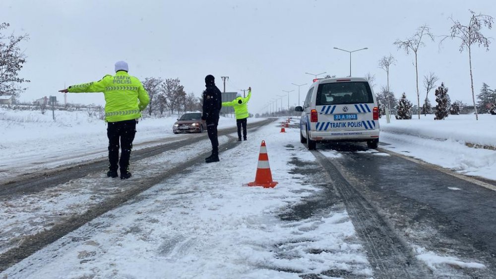 Yolda kalan sürücülerin imdadına polis ekipleri yetişti