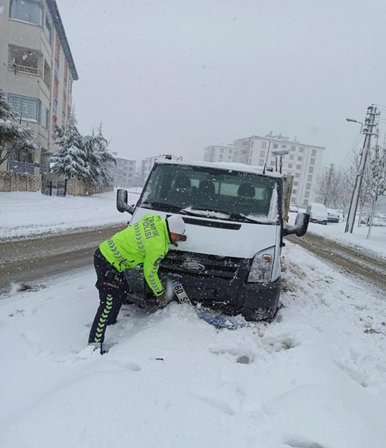 Yolda kalan sürücülerin imdadına polis ekipleri yetişti