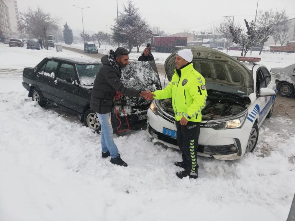 Yolda kalan sürücülerin imdadına polis ekipleri yetişti