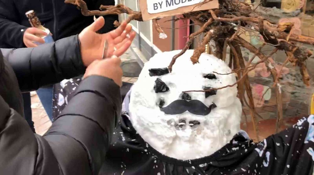 Berber müşteri bulamayınca kardan adamı tıraş etti