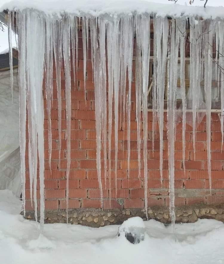Çatılardaki 2 metrelik buz sarkıtları tehlike saçıyor