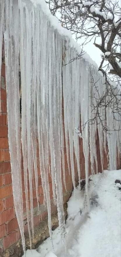 Çatılardaki 2 metrelik buz sarkıtları tehlike saçıyor