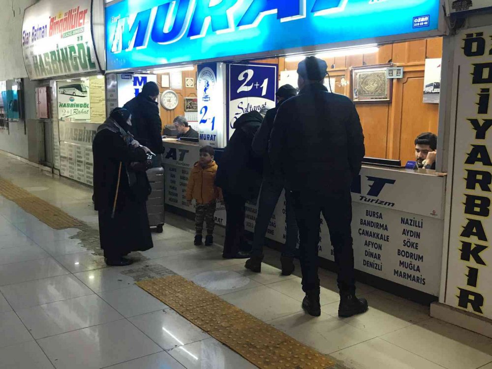 Otobüs seferlerinin yeniden başlamasıyla vatandaşlar otogara akın etti