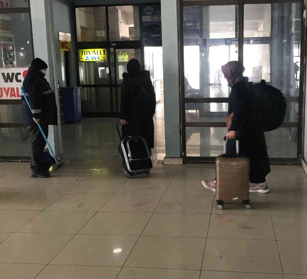 Otobüs seferlerinin yeniden başlamasıyla vatandaşlar otogara akın etti