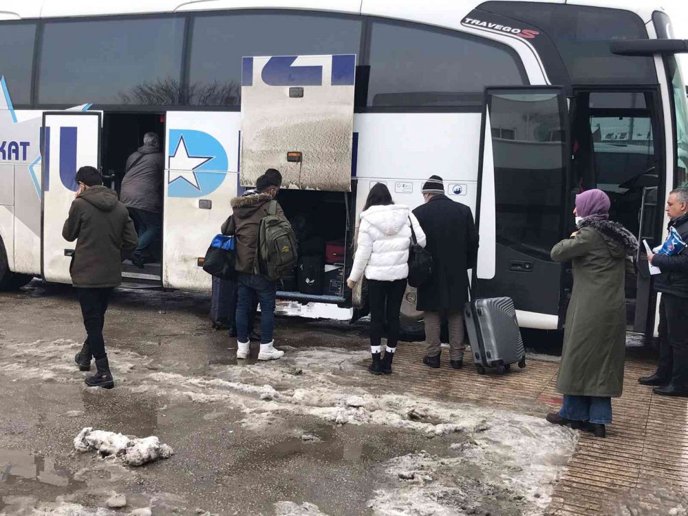 Otobüs seferlerinin yeniden başlamasıyla vatandaşlar otogara akın etti