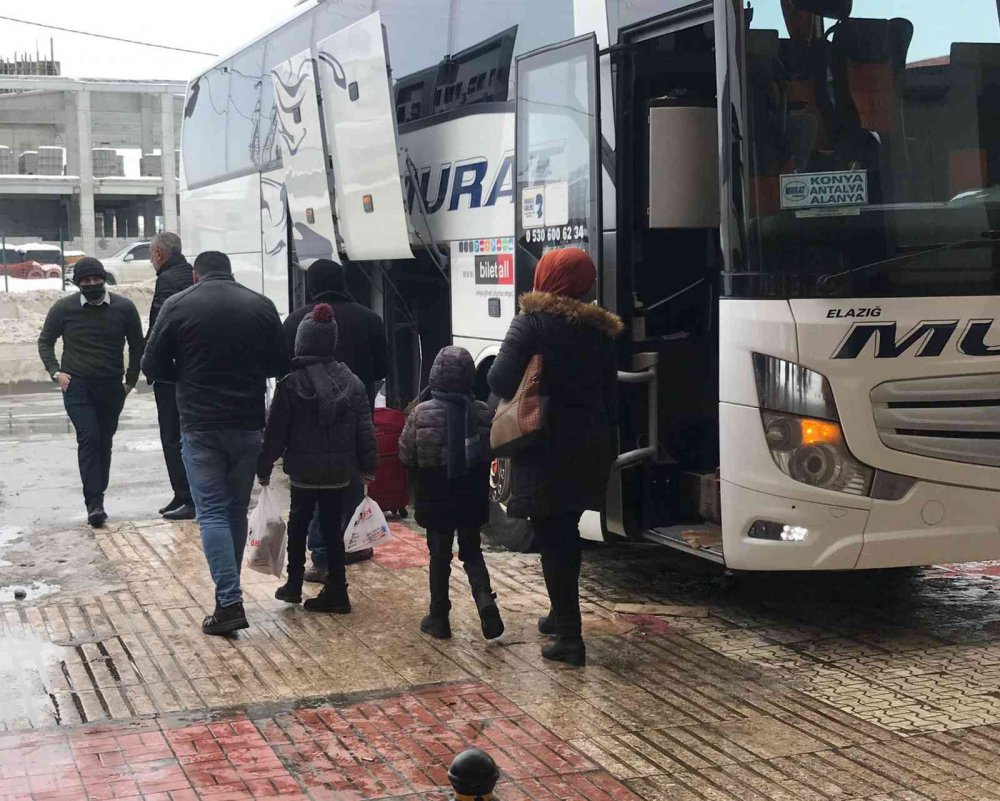 Otobüs seferlerinin yeniden başlamasıyla vatandaşlar otogara akın etti