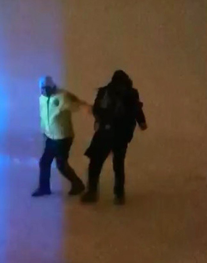 Polis ekipleri mahsur kalan vatandaşların imdadına yetişti