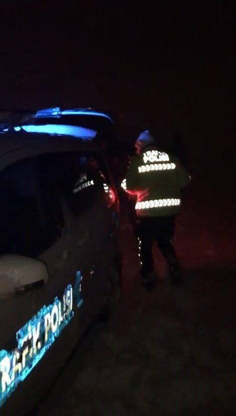 Polis ekipleri mahsur kalan vatandaşların imdadına yetişti