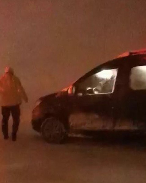 Polis ekipleri mahsur kalan vatandaşların imdadına yetişti