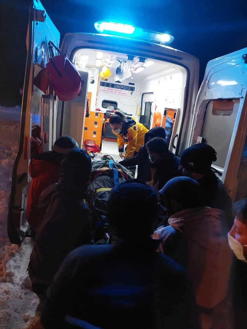Kardan dolayı kapanan yollarda ekipler hasta vatandaşa ulaşmak için seferber oldu