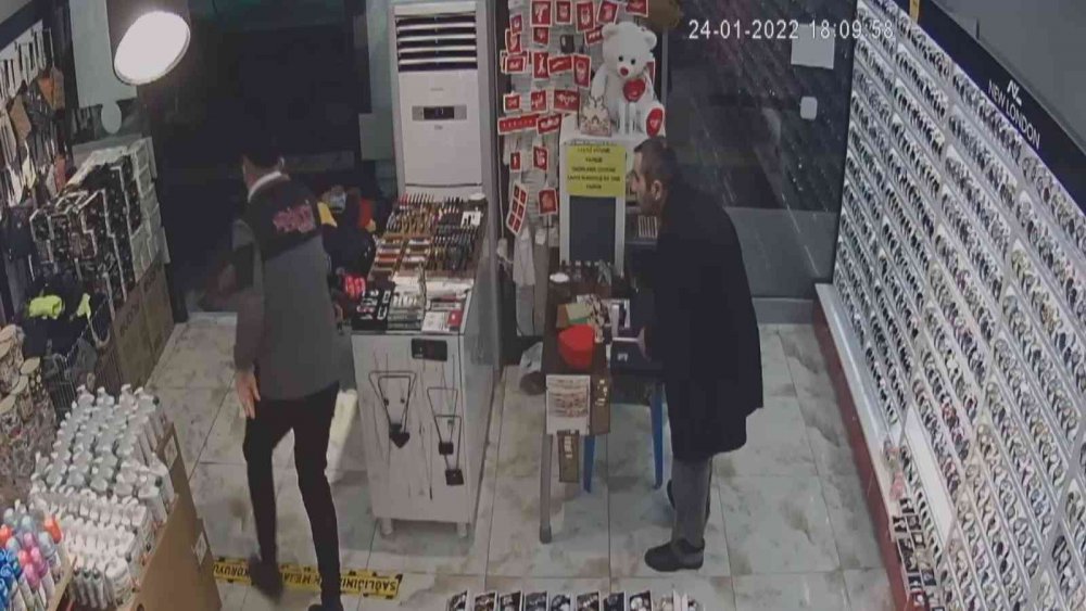Yaşlısı soğukkanlı, genci acemi: Elazığ’daki 2 farklı hırsızlık olayı güvenlik kamerasında