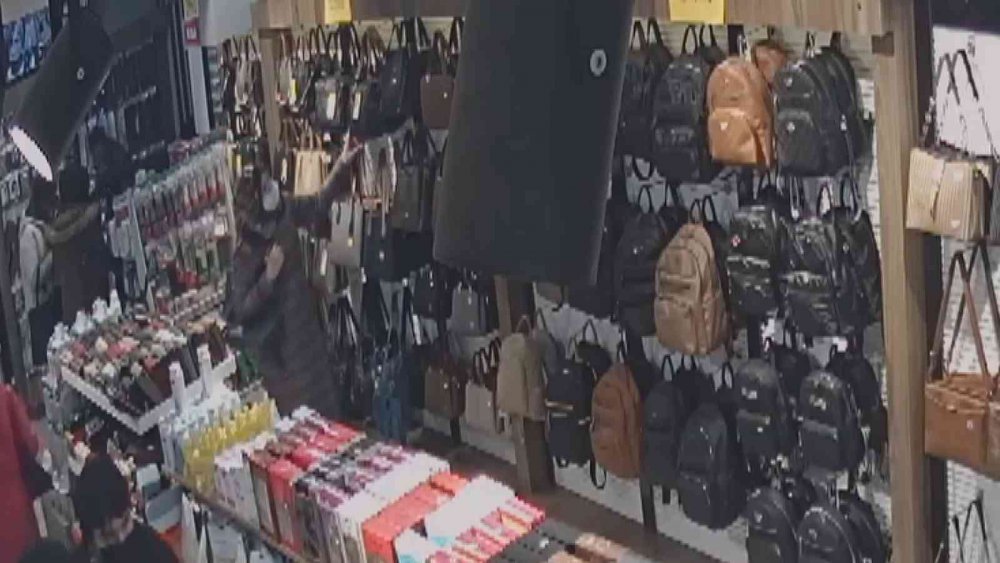 Yaşlısı soğukkanlı, genci acemi: Elazığ’daki 2 farklı hırsızlık olayı güvenlik kamerasında