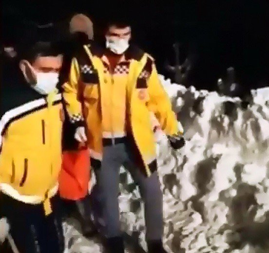 Yollar kapandı, ekipler hastalanan 85 yaşındaki vatandaş için seferber oldu