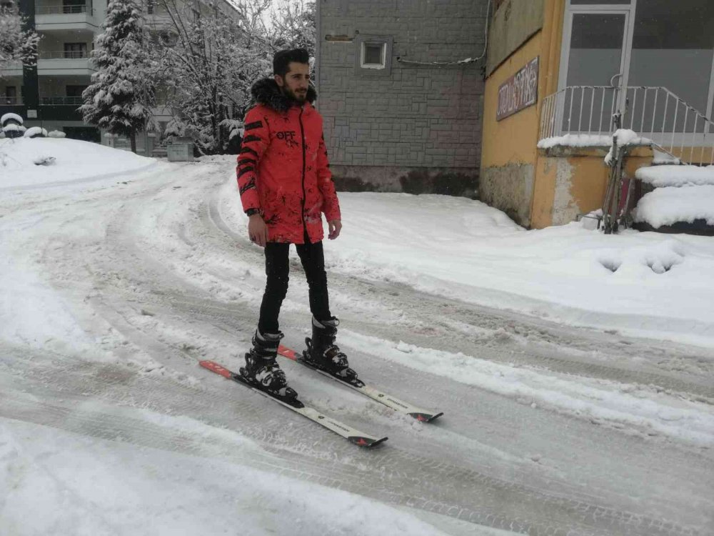 3 kafadar kayak takımlarını alıp caddeleri kayakla gezdi