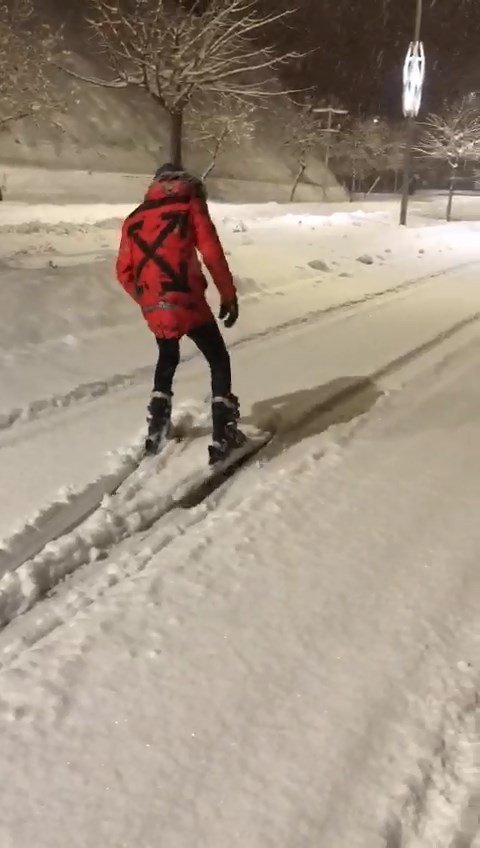 3 kafadar kayak takımlarını alıp caddeleri kayakla gezdi