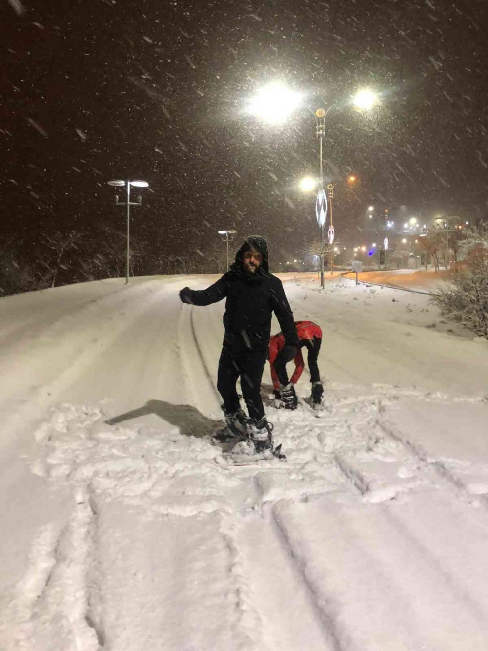 3 kafadar kayak takımlarını alıp caddeleri kayakla gezdi