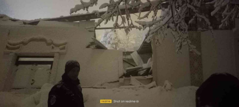 Alacakaya da kar yağışı nedeniyle düğün salonunun çatısı çöktü