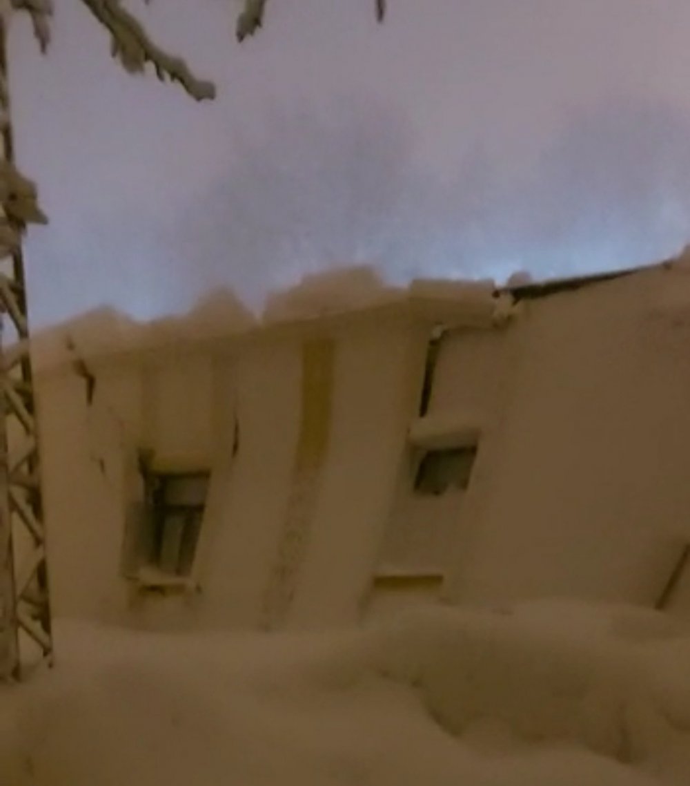 Alacakaya da kar yağışı nedeniyle düğün salonunun çatısı çöktü