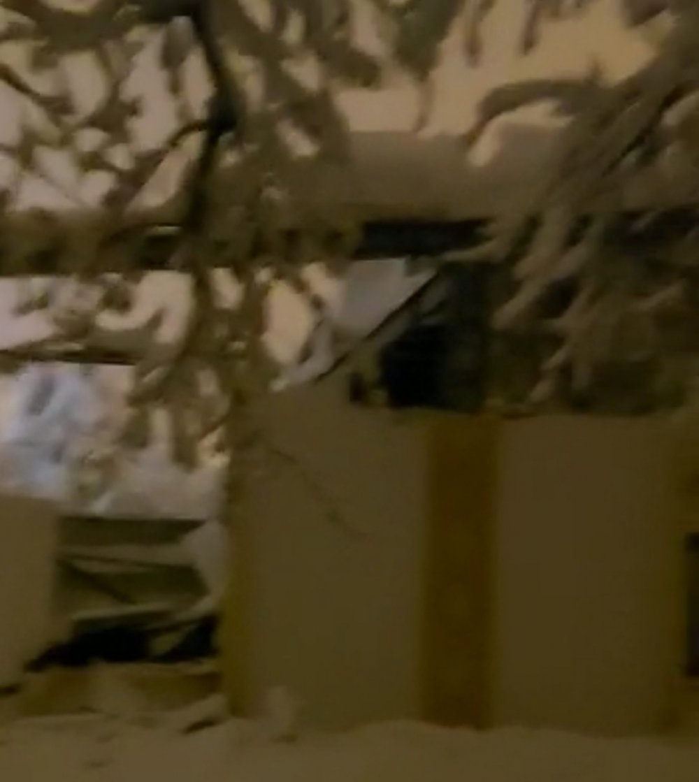 Alacakaya da kar yağışı nedeniyle düğün salonunun çatısı çöktü