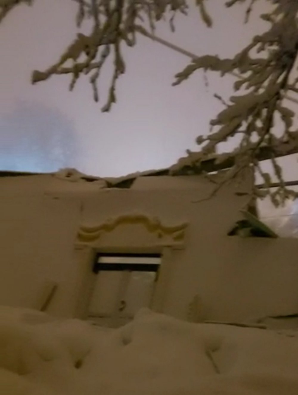 Alacakaya da kar yağışı nedeniyle düğün salonunun çatısı çöktü