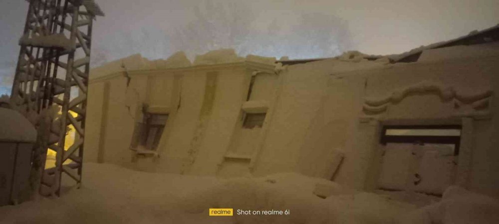 Alacakaya da kar yağışı nedeniyle düğün salonunun çatısı çöktü