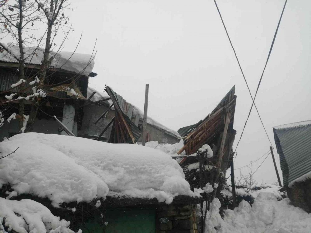 Arıcak ilçesinde kardan üç evin çatısı çöktü