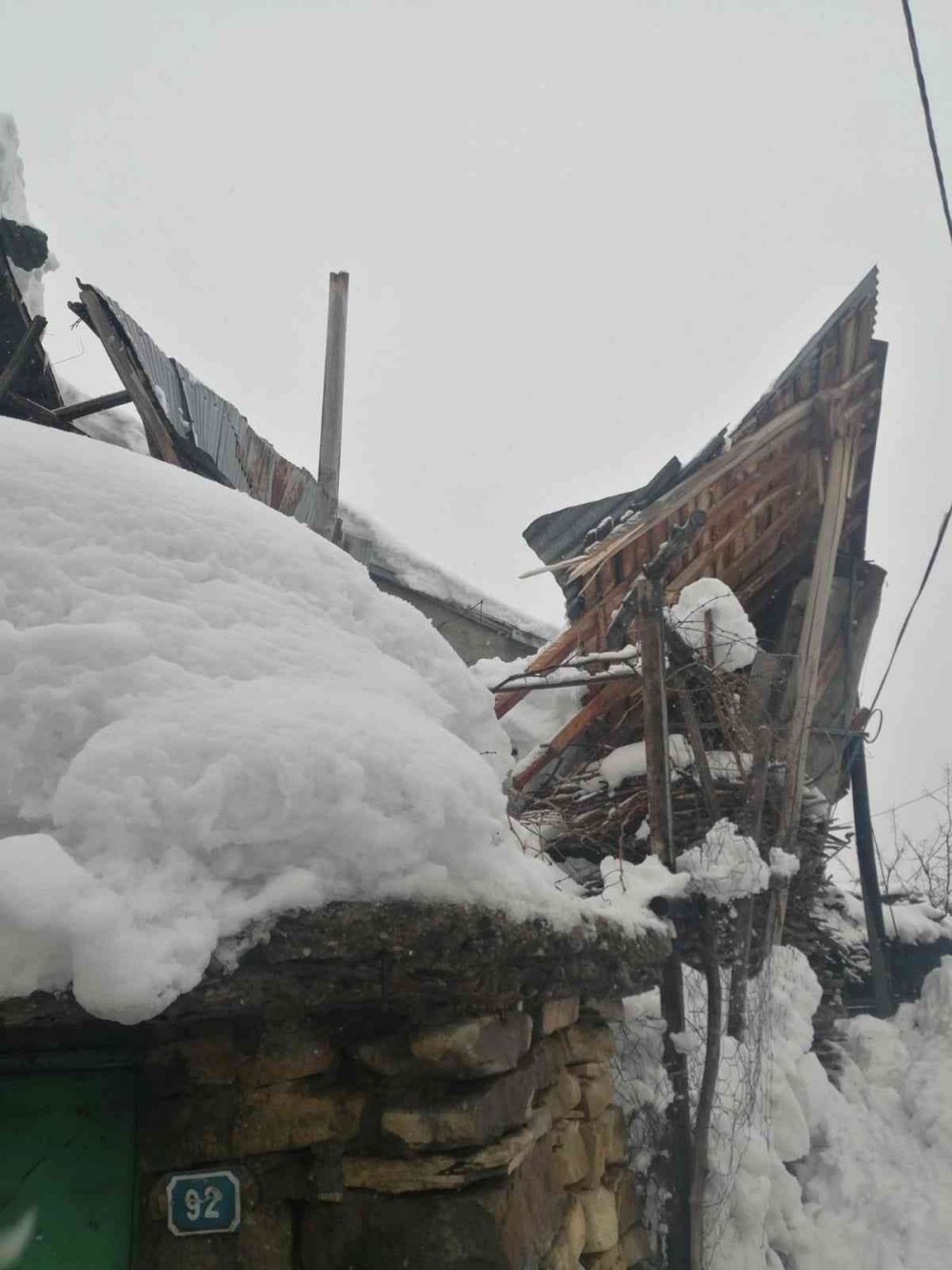 Arıcak ilçesinde kardan üç evin çatısı çöktü