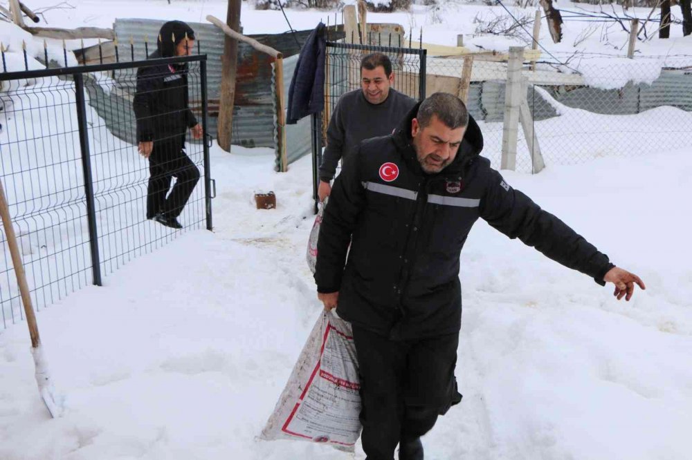 Ekipler yaşlı kadının yardım çağrısına kayıtsız kalmadı