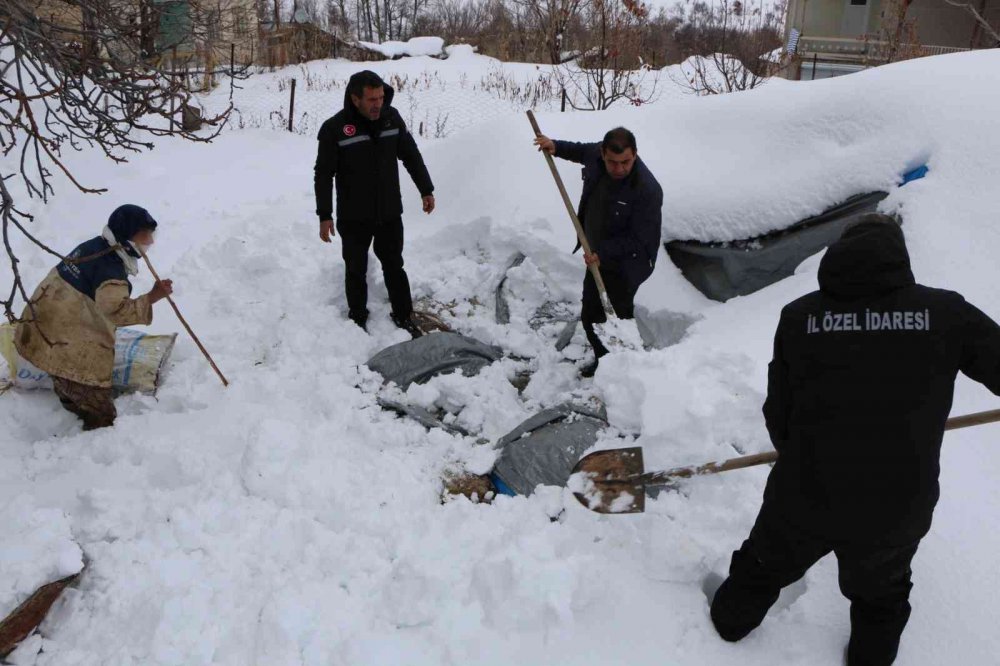 Ekipler yaşlı kadının yardım çağrısına kayıtsız kalmadı