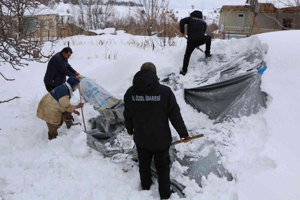 Ekipler yaşlı kadının yardım çağrısına kayıtsız kalmadı