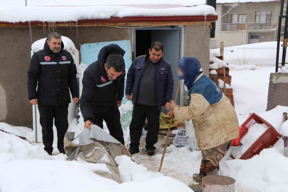 Ekipler yaşlı kadının yardım çağrısına kayıtsız kalmadı