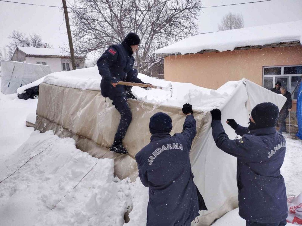 Hayvanlarının yemi karla kaplı çadırın altında kalan engelli vatandaşın imdadına jandarma koştu