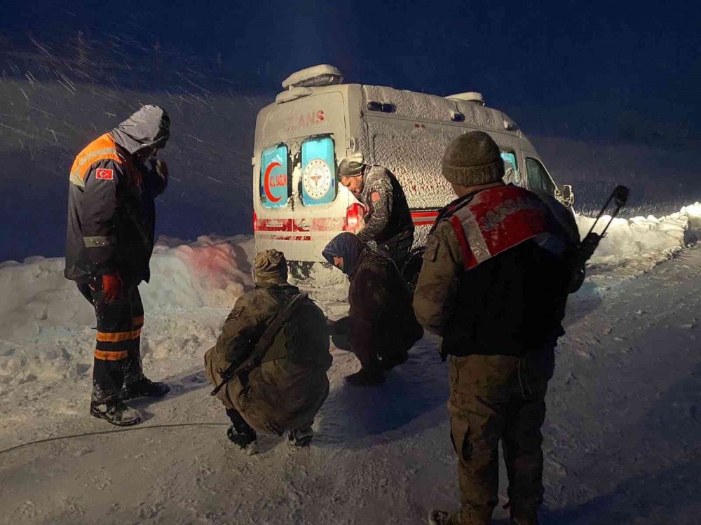 Jandarma, mahsur kalan 31 vatandaşı kurtardı