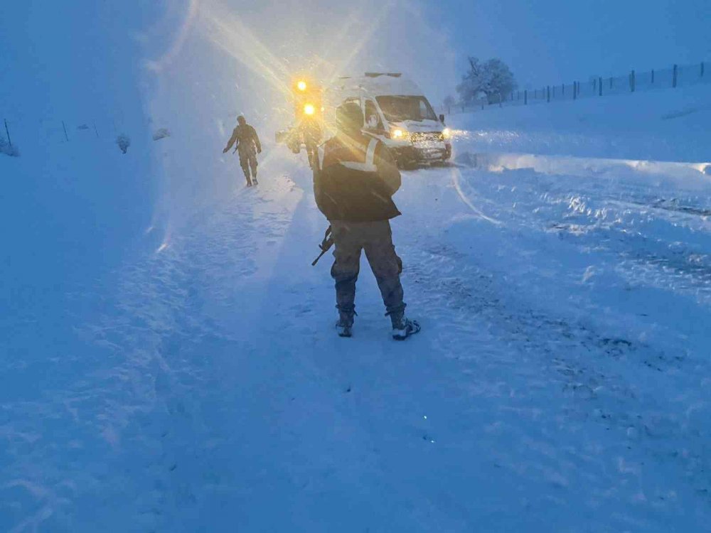Jandarma, mahsur kalan 31 vatandaşı kurtardı
